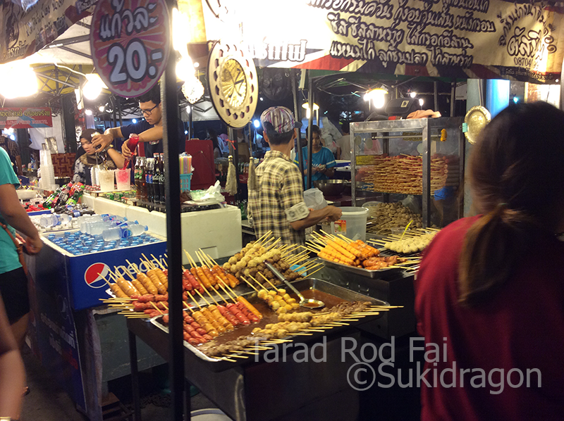 Tarad Rot Fai Srinakarin ©Sukidragon