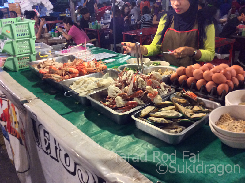 Tarad Rot Fai Srinakarin ©Sukidragon